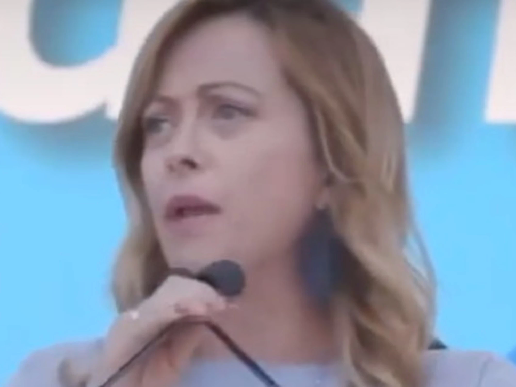 Giorgia Meloni, il video dalla piazza: Schlein umiliata ancora