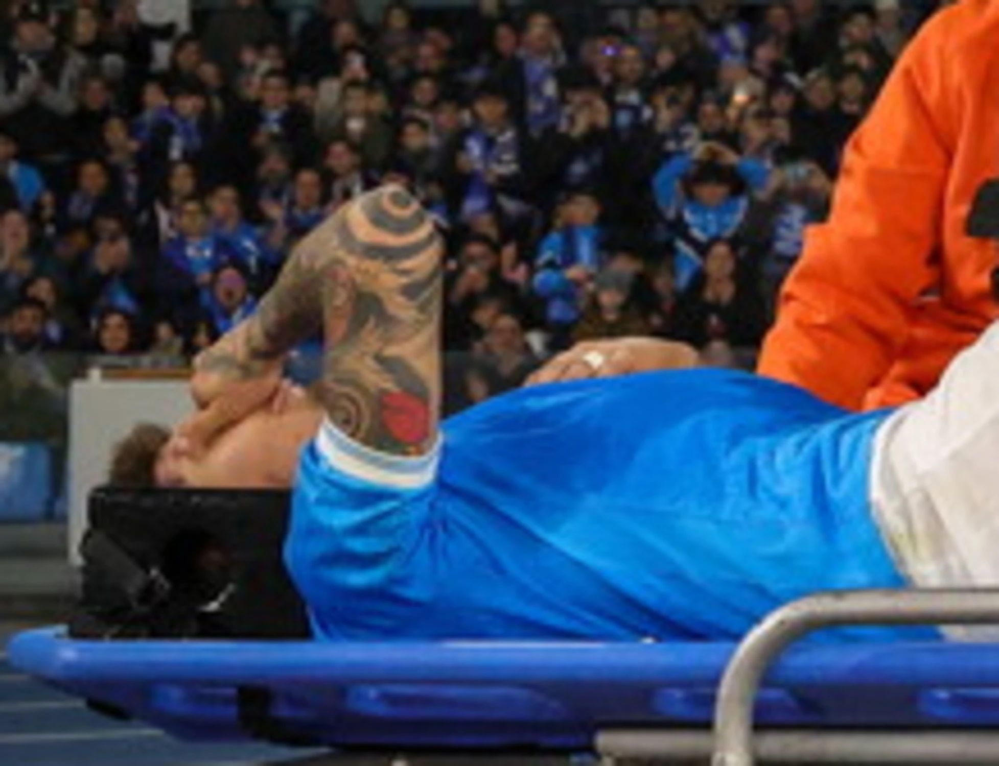 Napoli, dramma-Di Lorenzo: fuori in barella, l'infortunio che spaventa gli azzurri