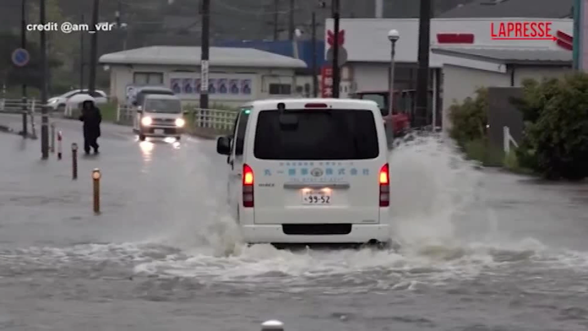 Giappone, frane e allagamenti dopo l'ondata di maltempo: auto quasi sommerse dall'acqua