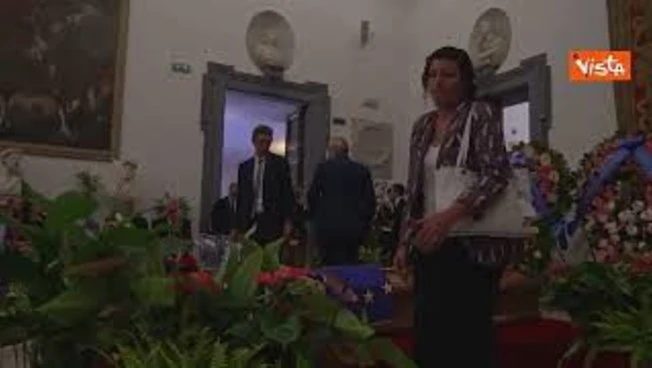 Magi e Della Vedova posano la bandiera dell'Ue sul feretro di Emma Bonino