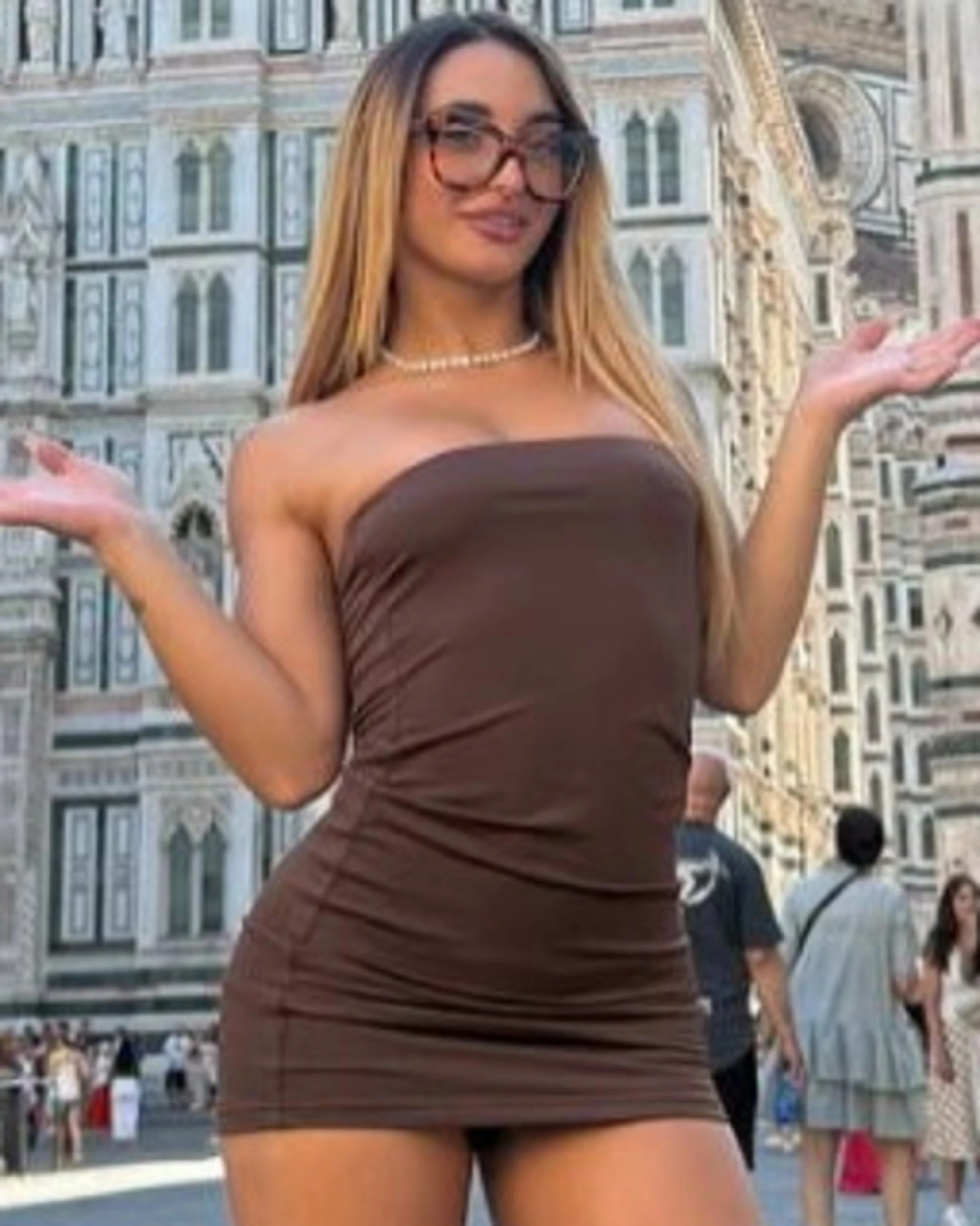 Sara Diamante posa semi-nuda davanti al Duomo di Firenze, insorge FdI: "Oscena"