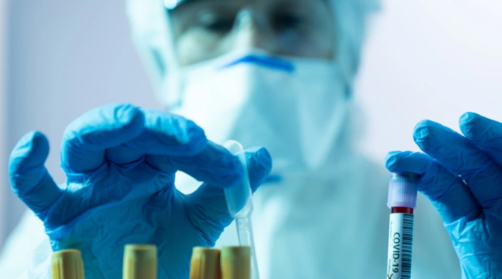 Coronavirus, bollettino 4 gennaio: 10.800 contagi e 348 morti, altra infornata di ricoveri. Vaccino a rilento