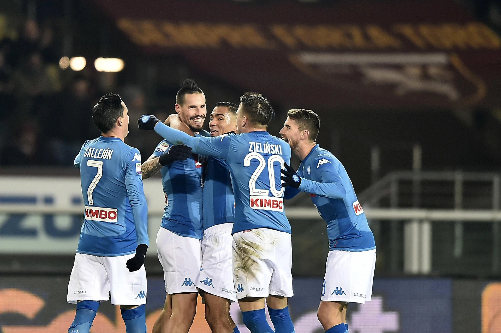 Napoli scatenato, torna primo. Tris e show contro il Torino: Hamsik epocale, superato Maradona