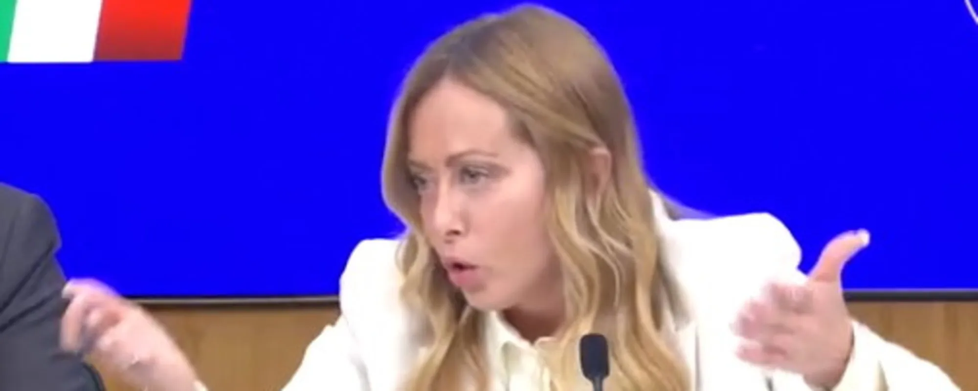 Leggi l'articolo: "Contenta che lo difenda, mi scuso". La firma di Repubblica provoca e Meloni lo zittisce così