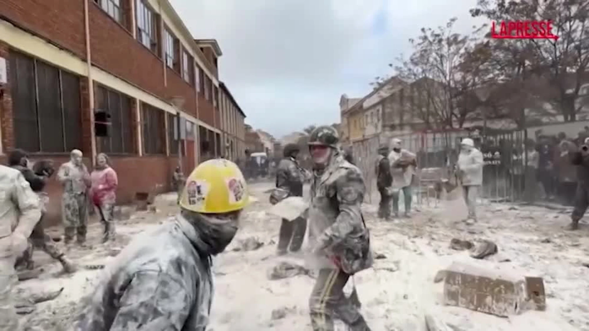 Spagna, strade piene di farina e uova: cosa sta succedendo
