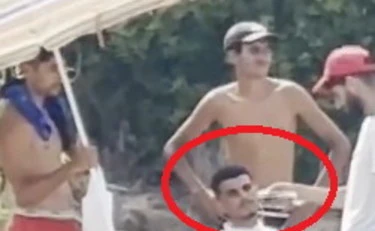 Ceuta, in spiaggia spunta il barbiere per i migranti: "Qualcuno avverta Sánchez"