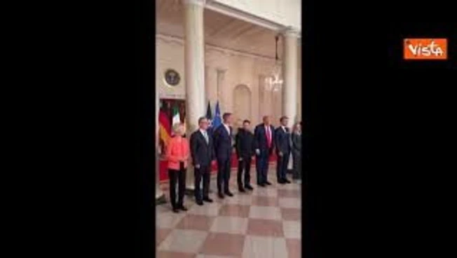 Trump mostra ai leader europei il dipinto con l'iconica immagine dell'attentato di Butler