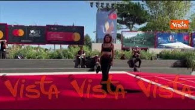 Venezia 83, gli ospiti sul red carpet del film "Look back" tra lusso ed eleganza