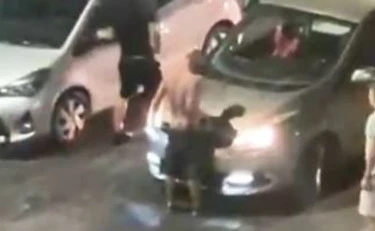 Roma, blocca il traffico e danneggia le volanti: linciato, finisce malissimo 