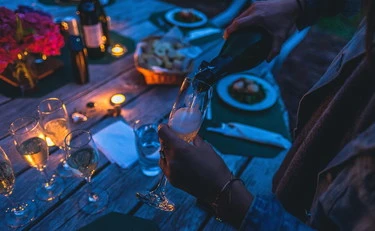 Rimini, aveva il patrocinio gratuito ma pasteggiava a ostriche e champagne: chi hanno beccato