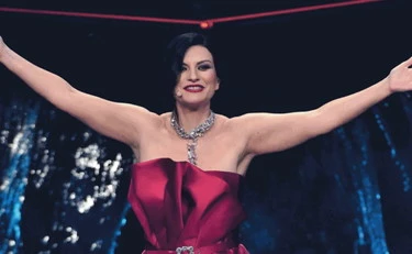 Laura Pausini "fascista": ora i compagni le vogliono togliere Sanremo