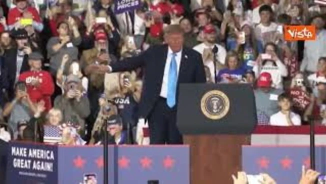 Parte Ymca e Trump inizia a ballare al termine del comizio elettorale in Kentucky