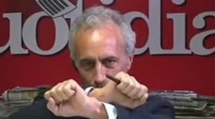Marco Travaglio agita manette e si copre di ridicolo: "Cav indagato, Salvini imputato, Renzi indagato". Toh che caso, chi scorda