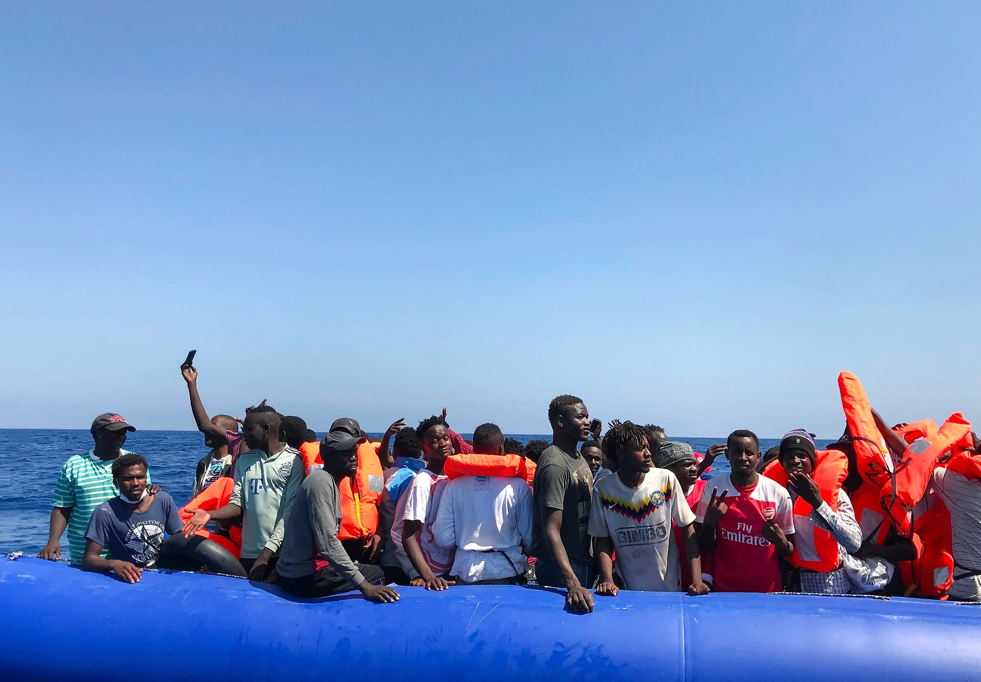 Migranti in arrivo dalla Libia, strani movimenti nel Mediterraneo. La resa della Guardia costiera