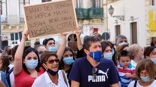 Gregoretti, Matteo Salvini e leghisti insultati dai militanti di sinistra: "Cornuti, vi dovete vergognare"