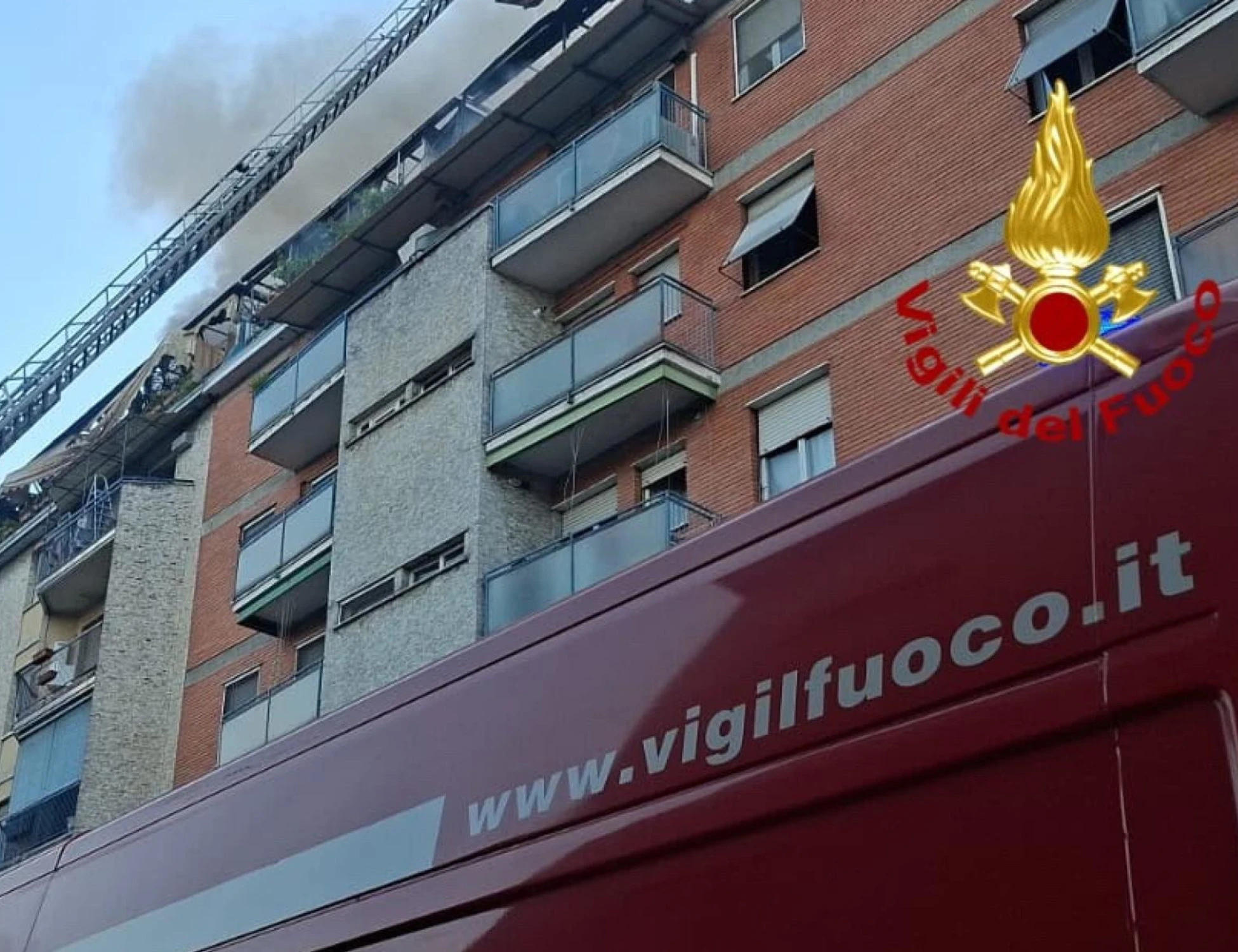 Milano, incendio al sesto piano di un palazzo: due morti e due intossicati