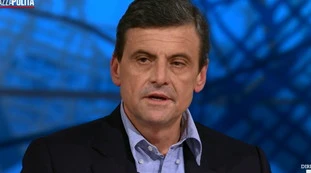 Calenda contro Di Maio: "Meglio se dallo psicanalista..."