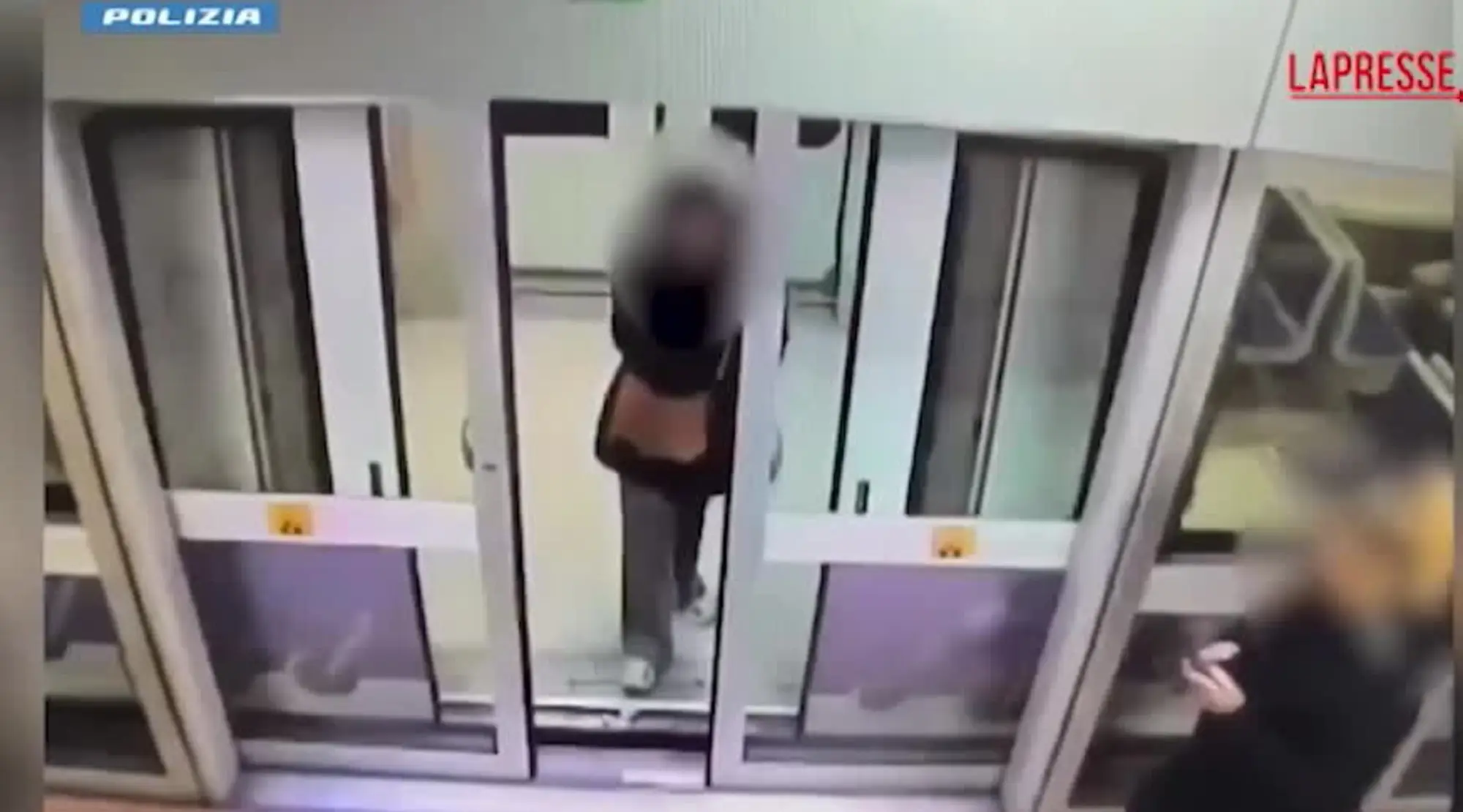 Maranza, la rapina choc a Milano: calci e pugni