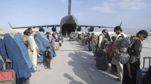 Afghanistan, "attentato Isis imminente". Talebani e 007 Usa in contatto: strage senza precedenti all'aeroporto di Kabul