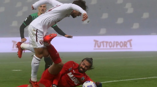 Il Sassuolo dà spettacolo nella nebbia: che rimonta allo scadere, l'incubo continua per il Torino di Giampaolo