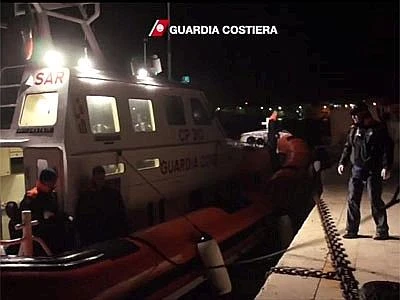 Lampedusa, ancora sbarchi: 95 migranti trovati aggrappati a una gabbia per tonni