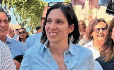 Elly Schlein, presa a sberle da tutti. Eppure lei ride...
