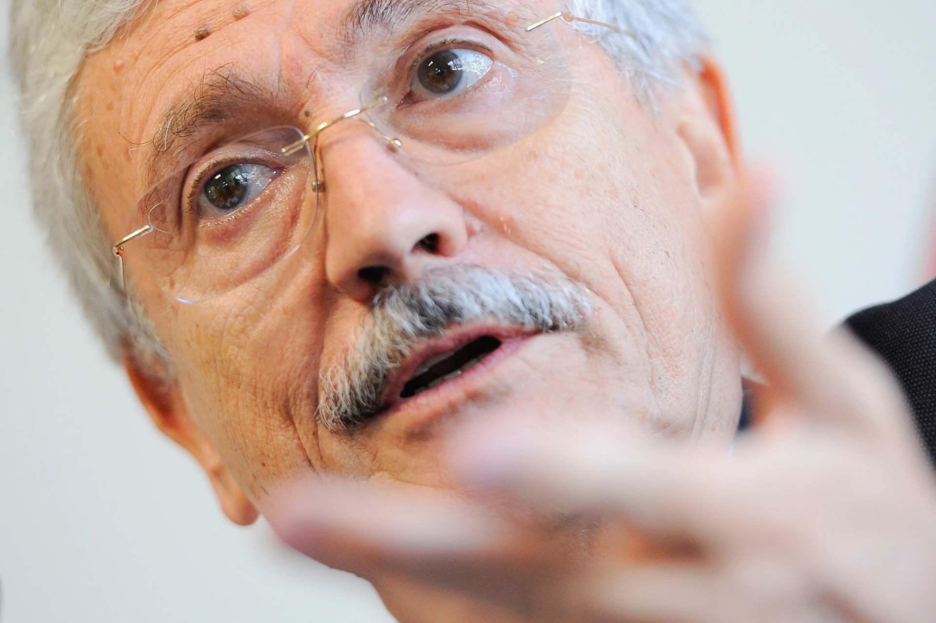Massimo D'Alema: "Negoziato surreale, il voto schiaccerà il Pd"