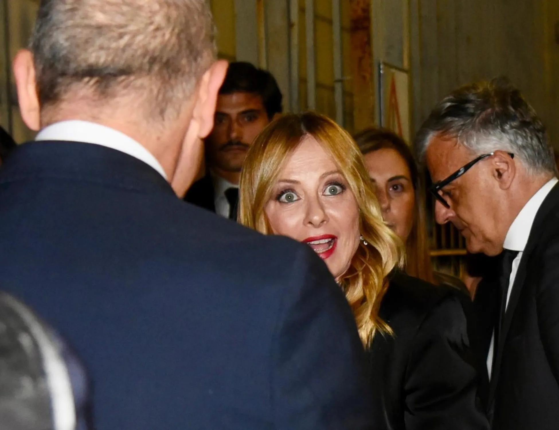 Leggi l'articolo: La Meloni alla Fashion Week, con chi è seduta al tavolo: trionfo mondano per Giorgia