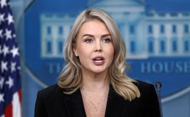 Karoline Leavitt, bomba della cognata sulla portavoce di Trump: "Così vuole rubarmi il figlio"