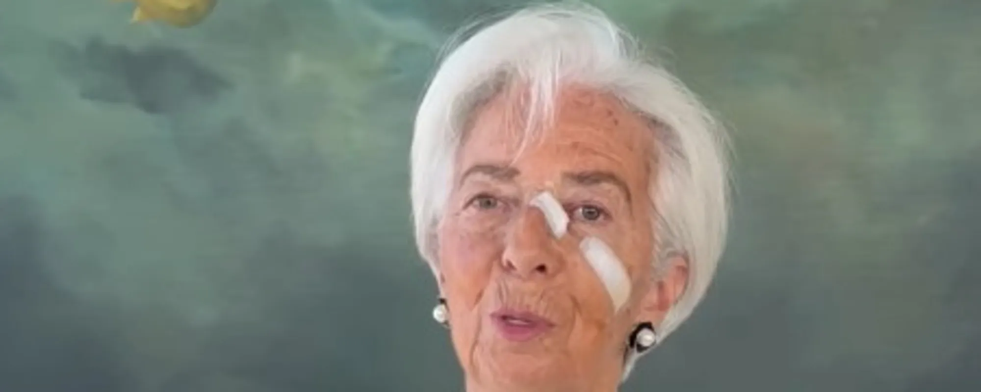 Lagarde sfregiata, ecco cosa le è successo: cerotti in faccia 
