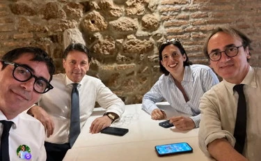 Nicola Fratoianni posta la foto con Conte, Schlein e Bonelli all'osteria: travolti dagli insulti