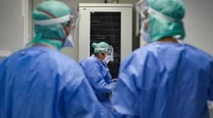 Coronavirus, bollettino 25 aprile: 13mila positivi e 217 morti, in calo i ricoveri. Migliora lo scenario prima delle aperture 