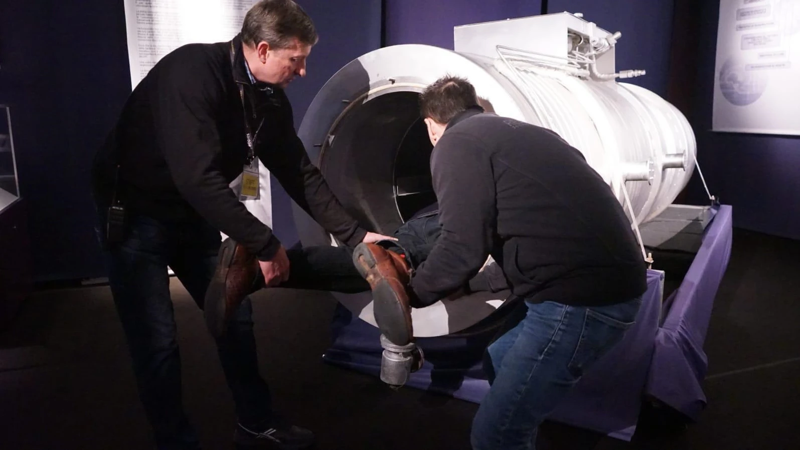Real bodies, panico alla mostra di Milano: "Volevo vedere se...", il fesso resta incastrato