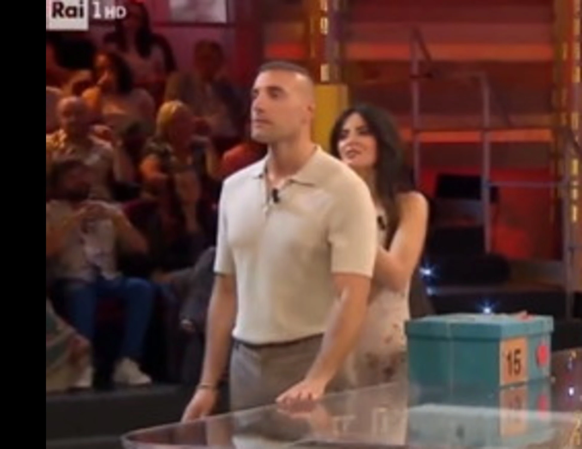 Affari tuoi, "senza senso": caos sui titoli di coda