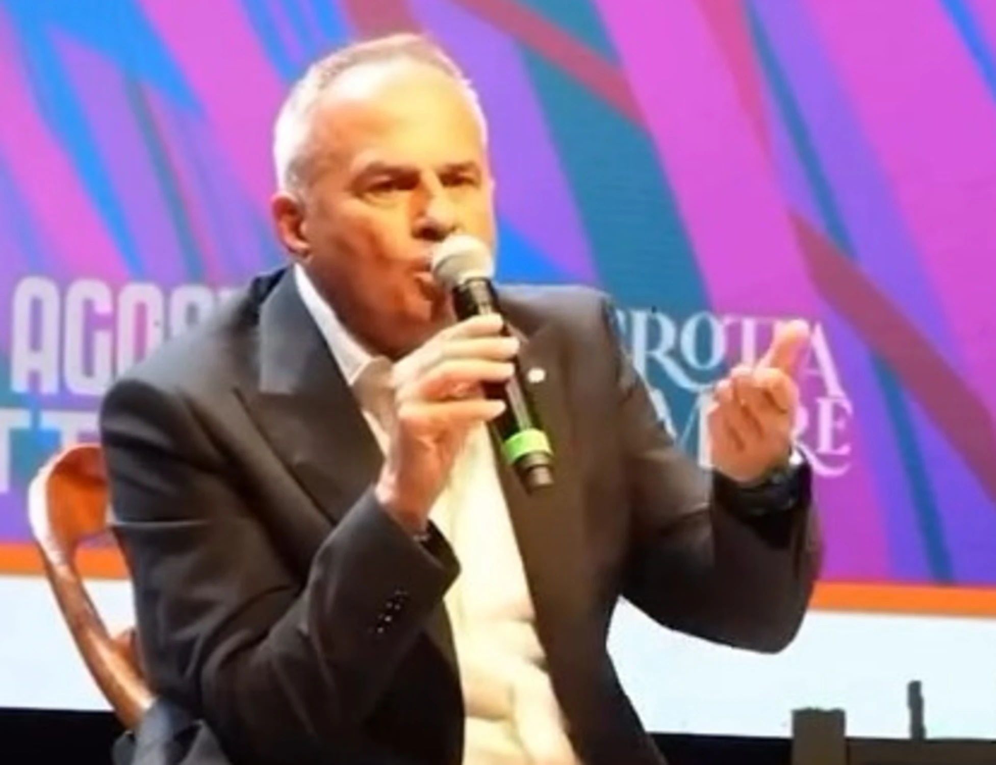 Gaza, lite tra Santin della Gialappa's e lo spettatore: "Scemo"