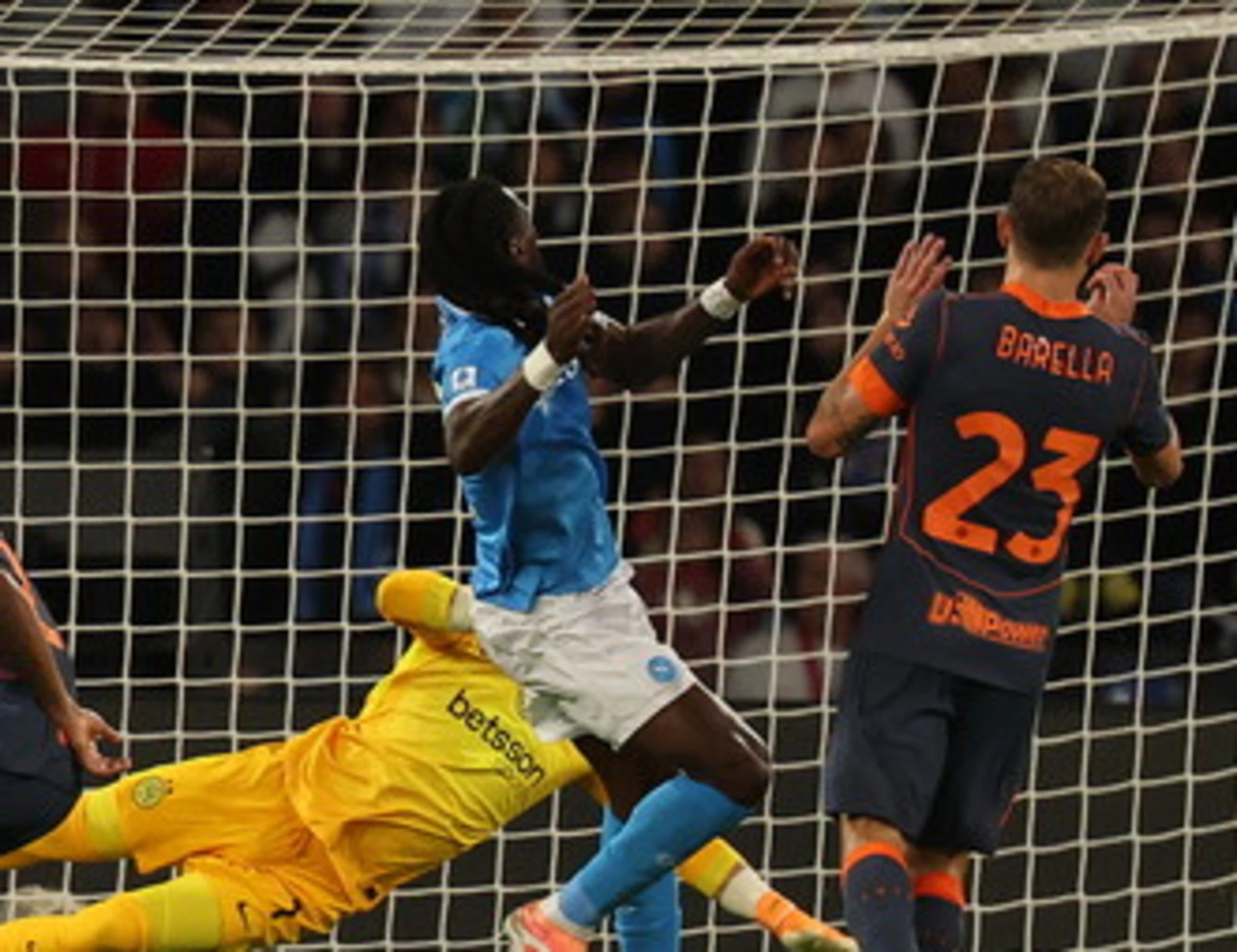 Serie A, il Napoli risorge: piega l'Inter 3-1 e vola solitario in vetta