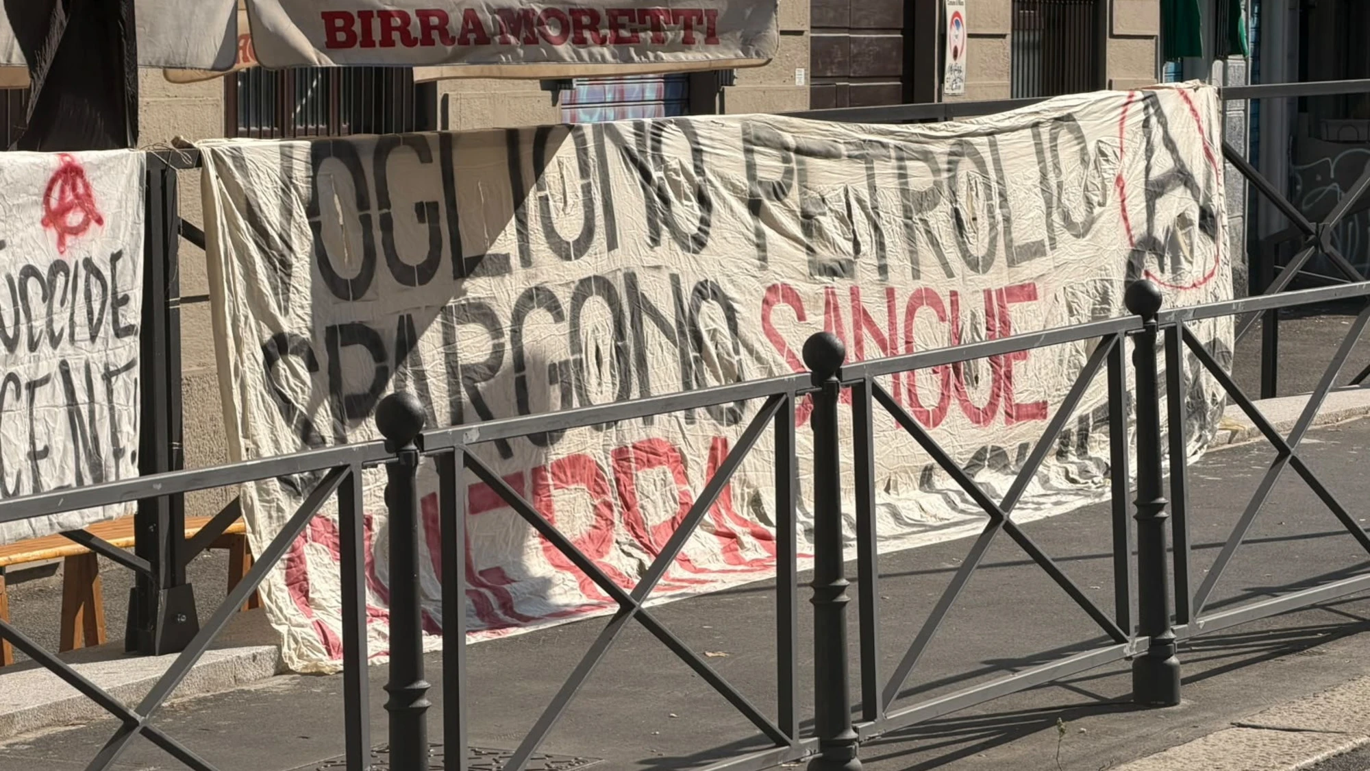 Milano, striscioni anarchici in Via Torricelli: la città non può diventare una bacheca per chi disprezza le regole