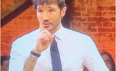 Affari Tuoi, scoppia la lite tra De Martino e Herbert Ballerina: "Ignorante"