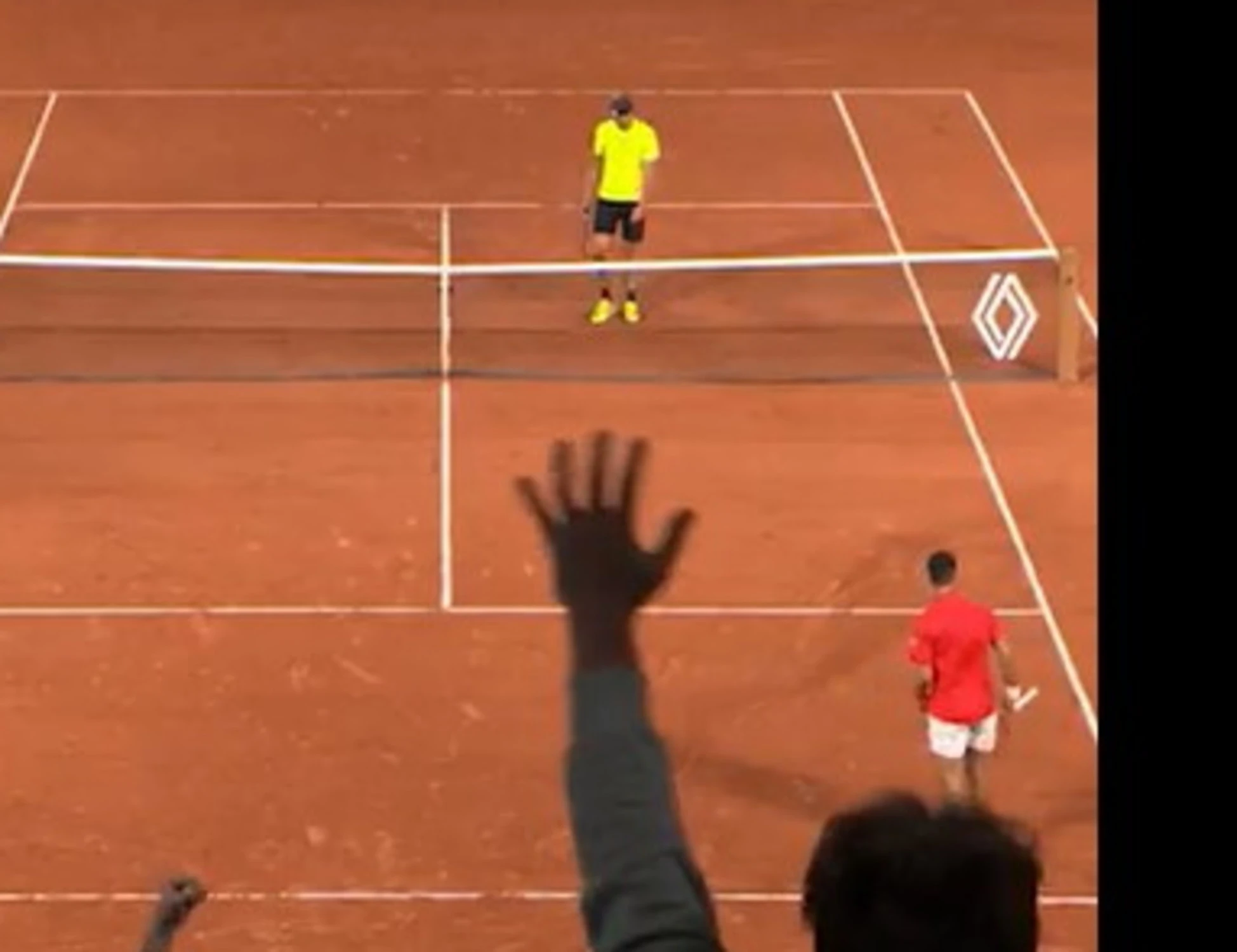 Djokovic, il punto che distrugge Zverev: ovazione a Parigi