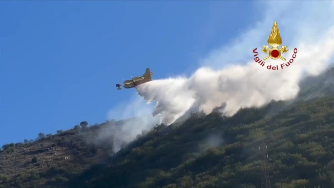 Incendi in Costiera amalfitana, Vigili del Fuoco al lavoro anche con Canadair