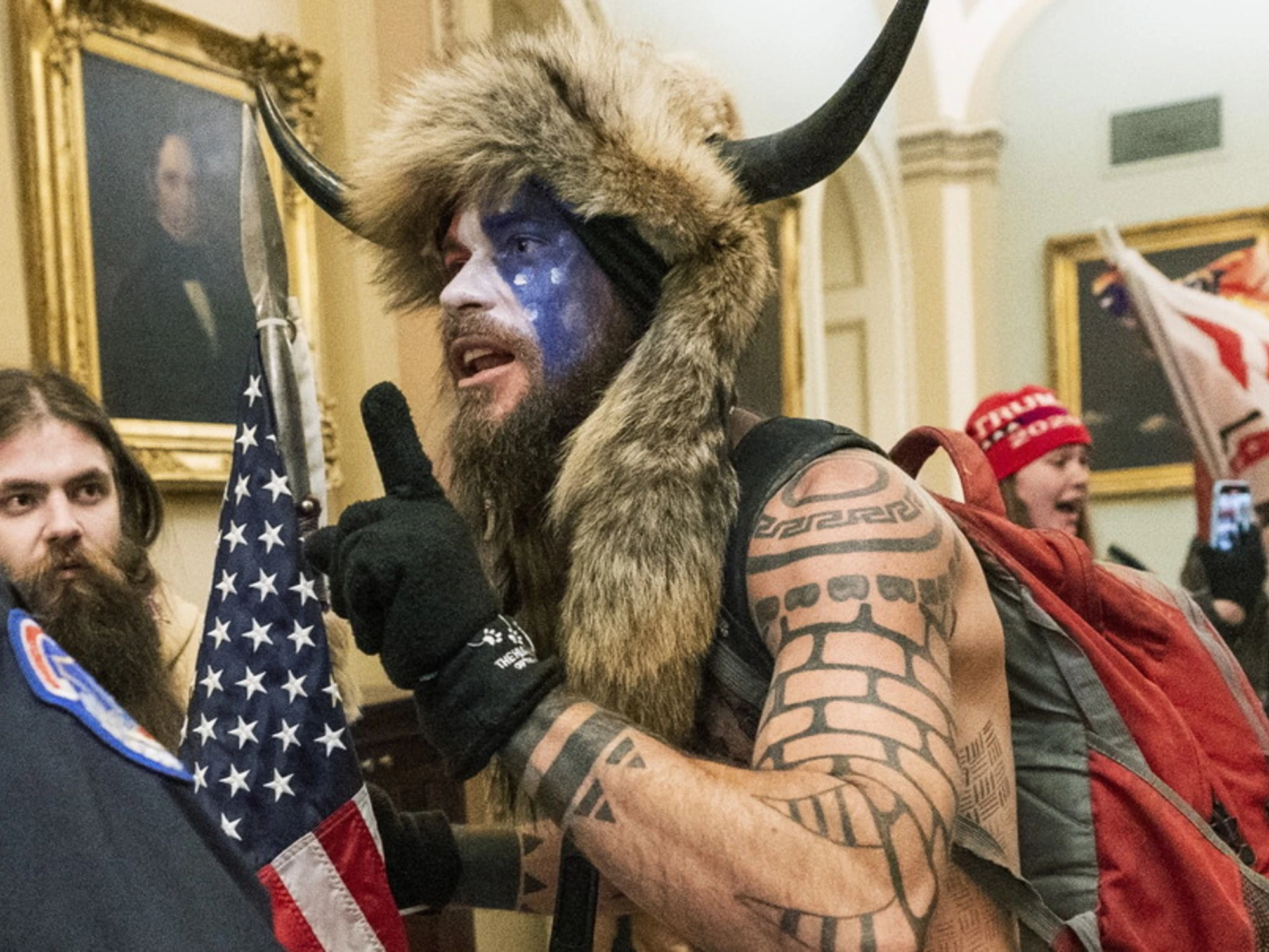 Jake Angeli, clamoroso: lo sciamano di Capitol Hill insulta e scarica Trump