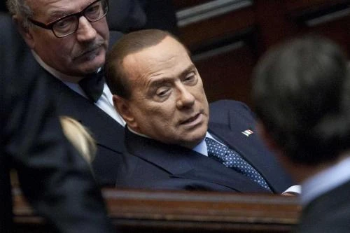 Berlusconi spinto dai sondaggise falliscono le larghe intesesi va al voto e per il Colle...