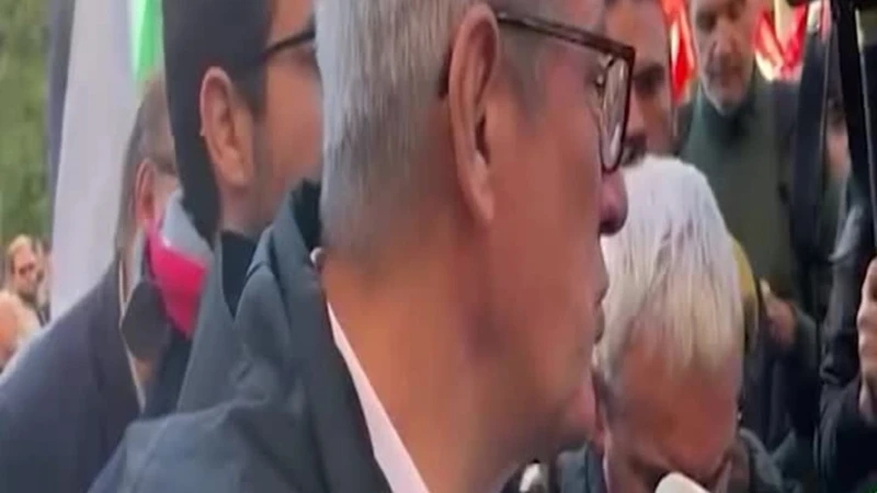 https://media.liberoquotidiano.it/h5ZDLguCvXwWlwWKeAva0E14gHGYNFP3uF14wo5zjDs/width:800/quality:90/aW1hZ2VzLzIwMjUvMTAvMDMvMTAyNDM1OTc5LWM4OTc3NzBkLTM1Y2UtNDZhOS1iYWU2LTA1ZDVhYjliOGE2NC5qcGc.webp