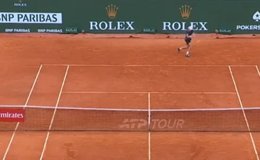 Jannik Sinner polverizza Zverev in due set: il colpo che fa esplodere Montecarlo
