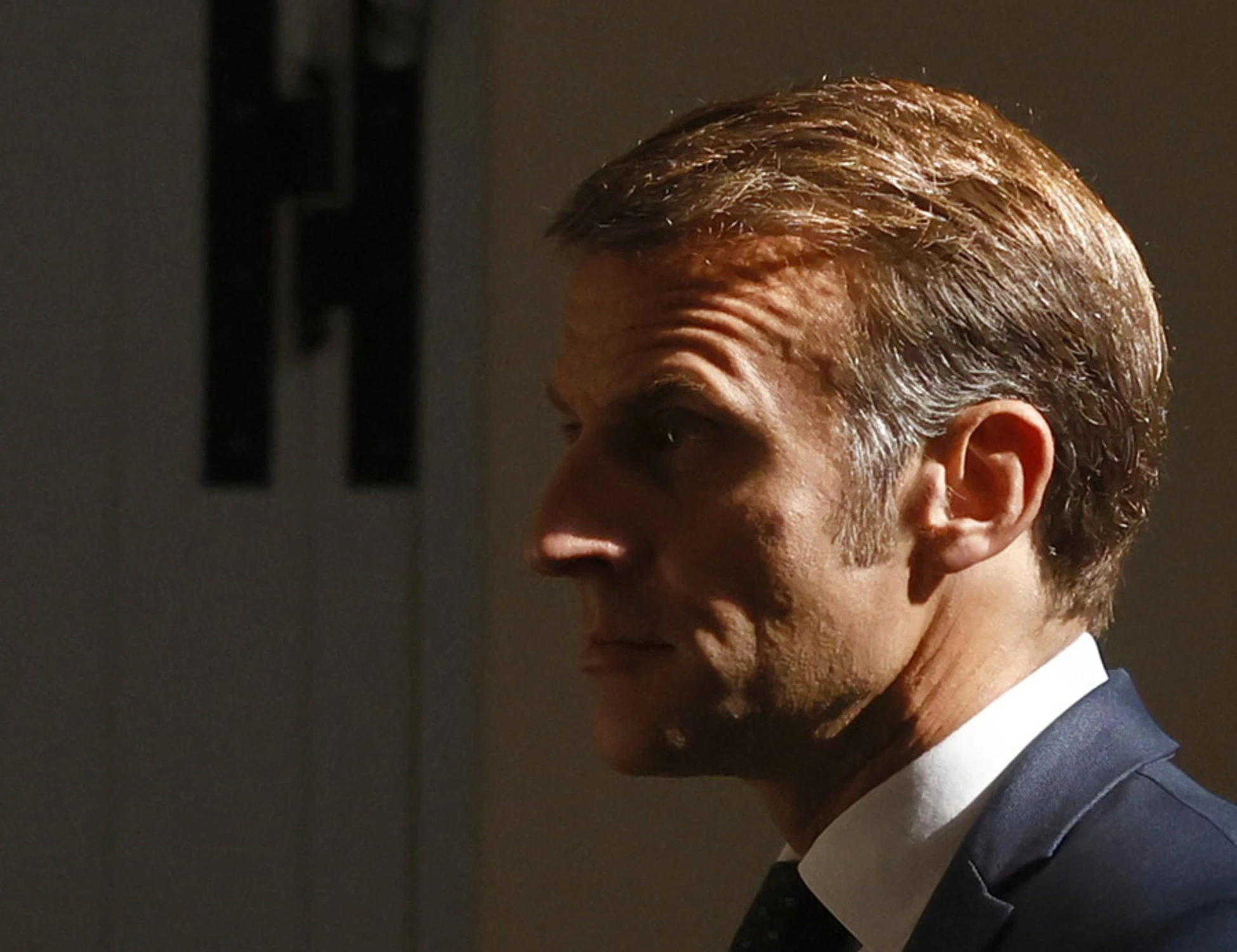 Emmanuel Macron travolto dalla crisi di governo: "Ora destituirlo"