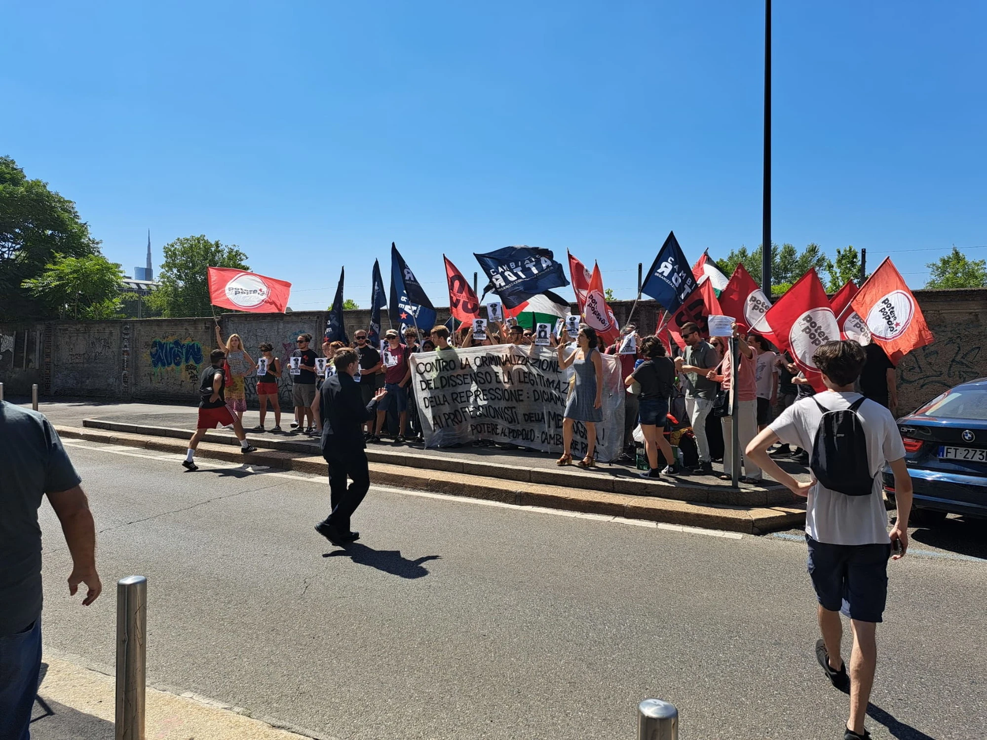 Insultano Libero. Ma hanno fame: 12.30, tutti a fare la pappa