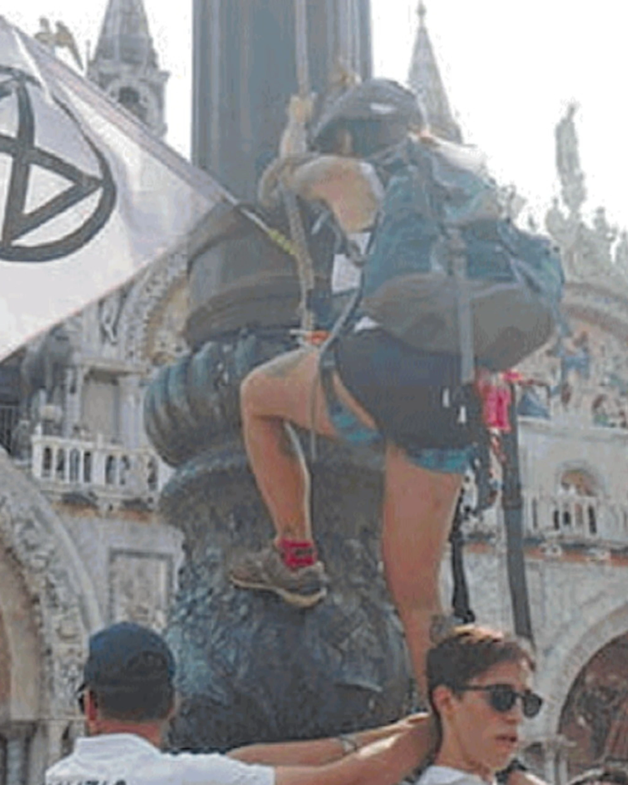 Bezos, le lacrime (e le rosicate) dei non invitati al party