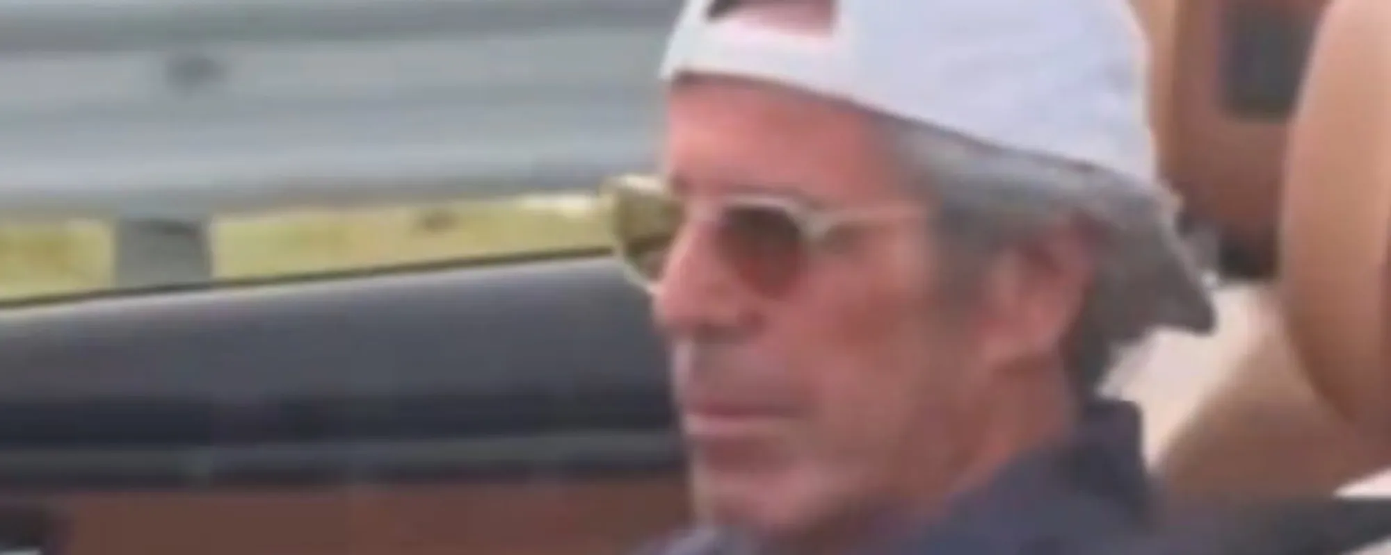 Jeffrey Epstein, video choc in autostrada: "Eccolo, è vivo"