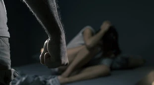 Milano, ventenne drogata e stuprata: chi trova nel suo letto, un Capodanno da incubo