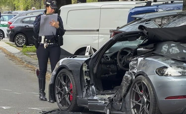 Milano, si schianta con la Porsche sulle auto in sosta: morto un 21enne e due feriti